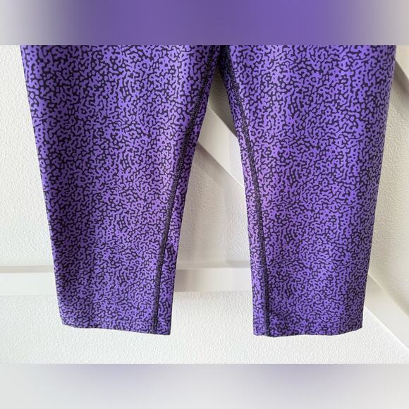 Nike Dri-Fit Purple Print Cropped Leggings Size Medium - Picture 2 of 9